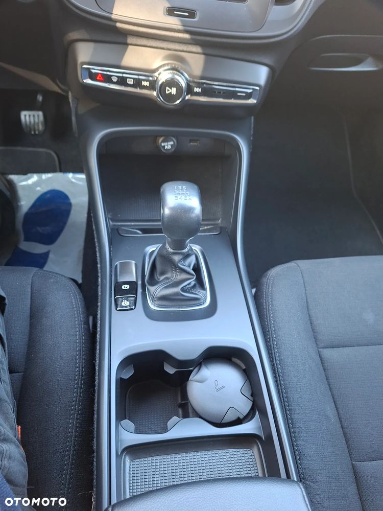 Volvo XC 40 D3 AWD Momentum - 28