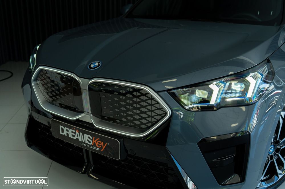 BMW iX2 eDrive20 Pack Desportivo M - 14