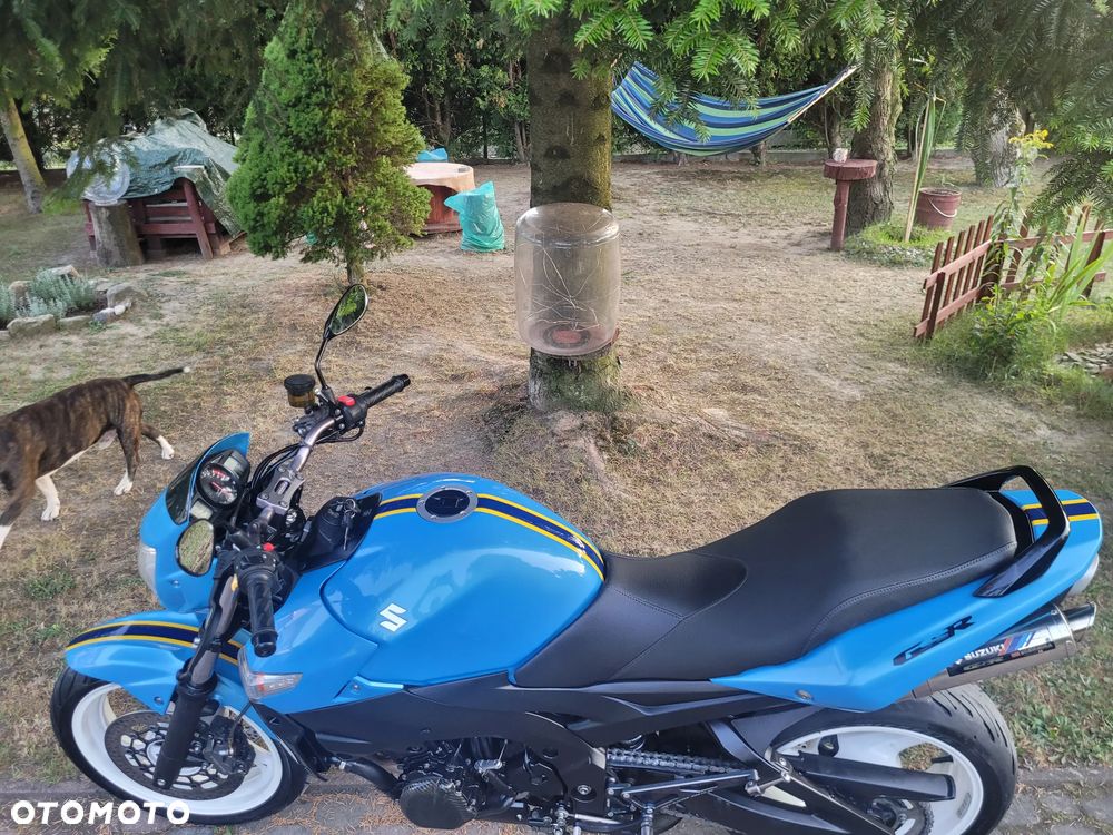 Suzuki GSR - 27
