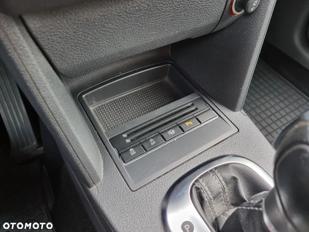 Volkswagen Touran 2.0 TDI DPF DSG STYLE - 25