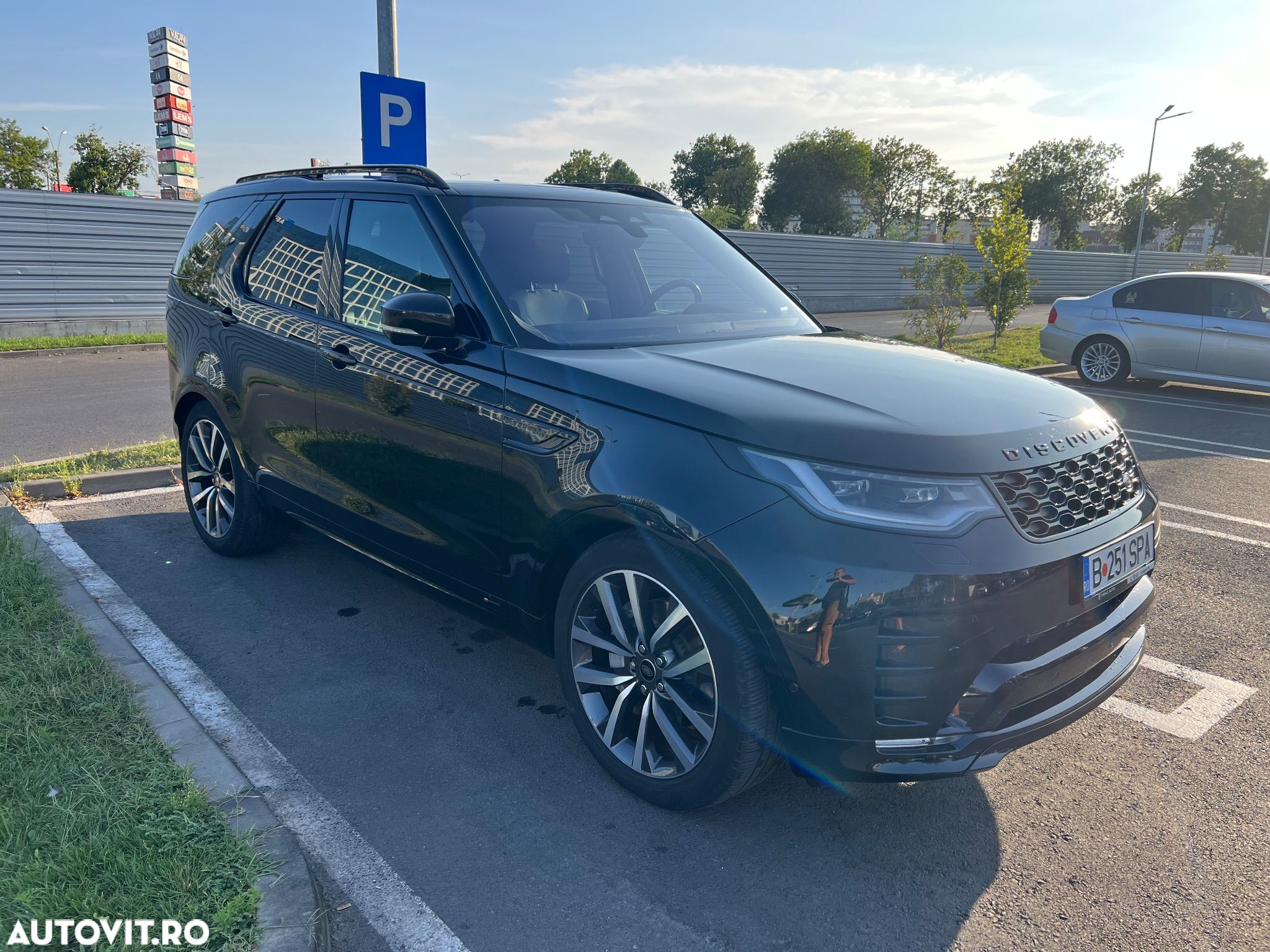 Land Rover Discovery 3.0D 250 MHEV R-Dynamic SE - 1