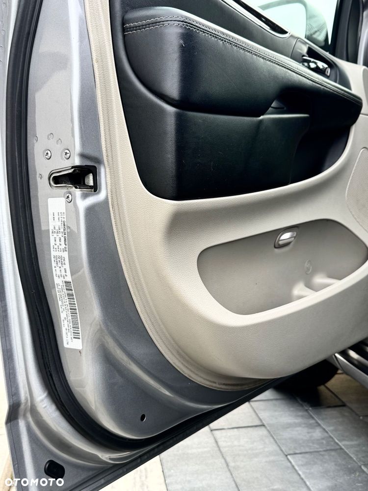 Chrysler Town & Country 3.6 Touring - 24