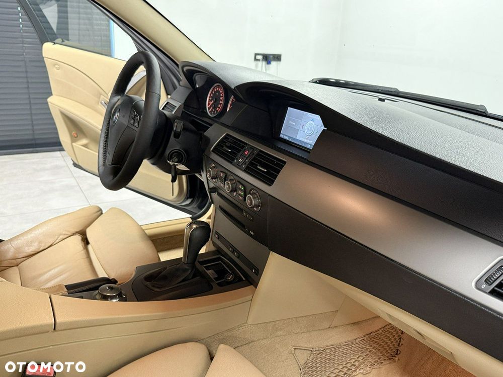 BMW Seria 5 525i Touring - 16