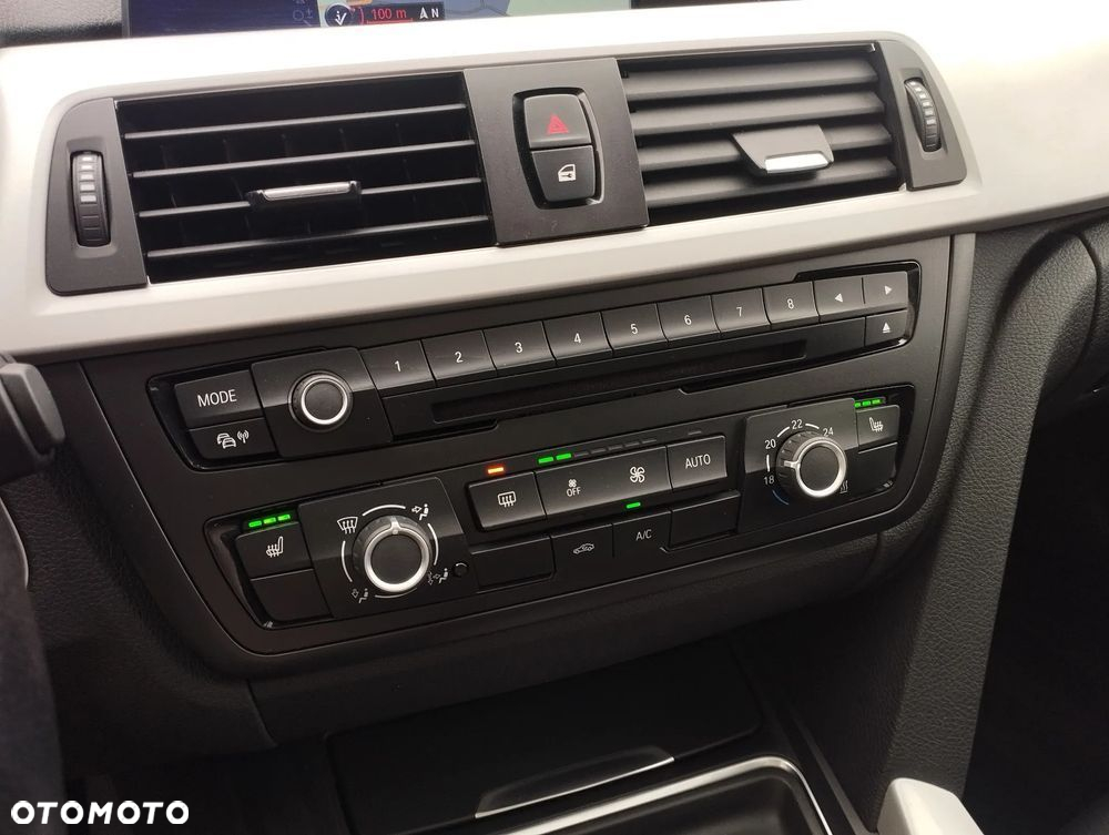 BMW Seria 3 320i Touring - 13