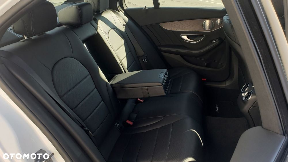 Mercedes-Benz Klasa C 300 9G-TRONIC AMG Line - 25
