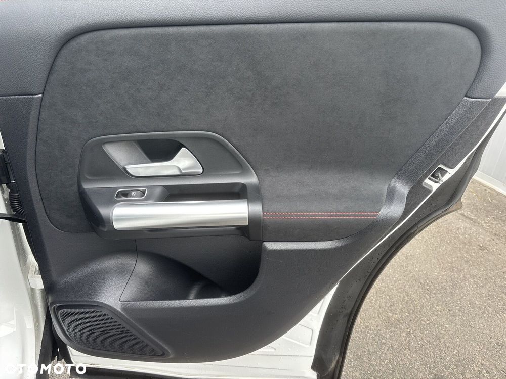 Mercedes-Benz GLA - 21