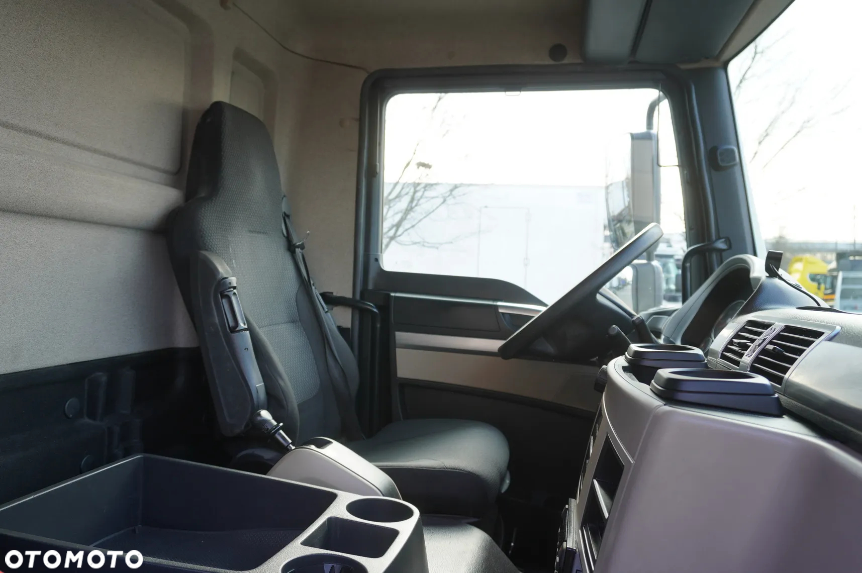 MAN TGM 18.320 / Chłodnia hakowa Chereau / Podnośnik załadowczy - 25