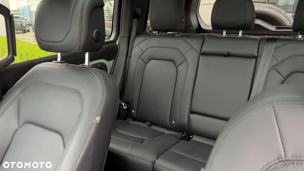 Land Rover Defender - 17
