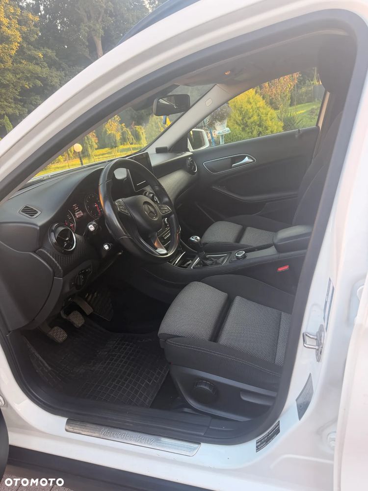 Mercedes-Benz GLA 180 Urban - 2
