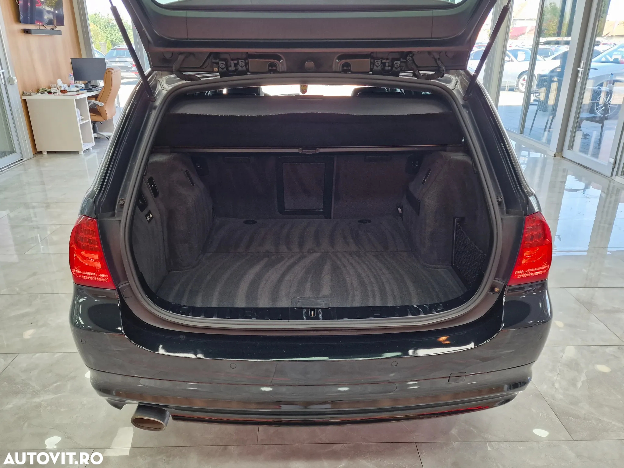BMW Seria 3 320d DPF Touring Aut. - 12