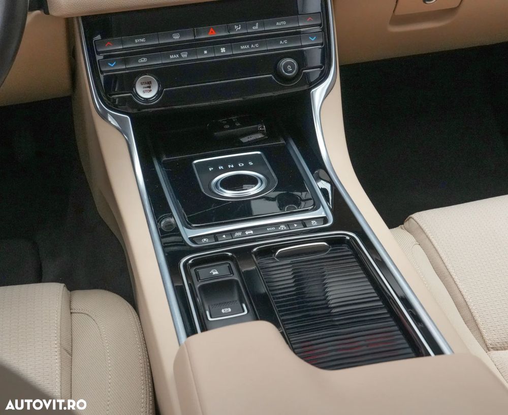 Jaguar XF 20d RWD E-Performance Pure - 19