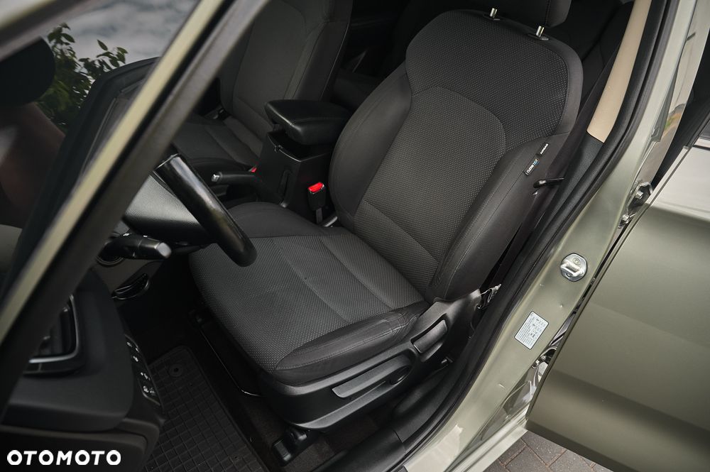 Kia Carens 1.6 GDI Attract - 24