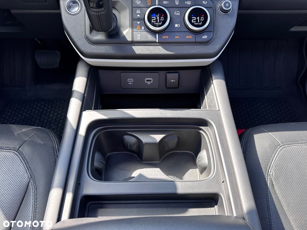 Land Rover Defender 3.0 P400 mHEV X-Dynamic HSE - 36