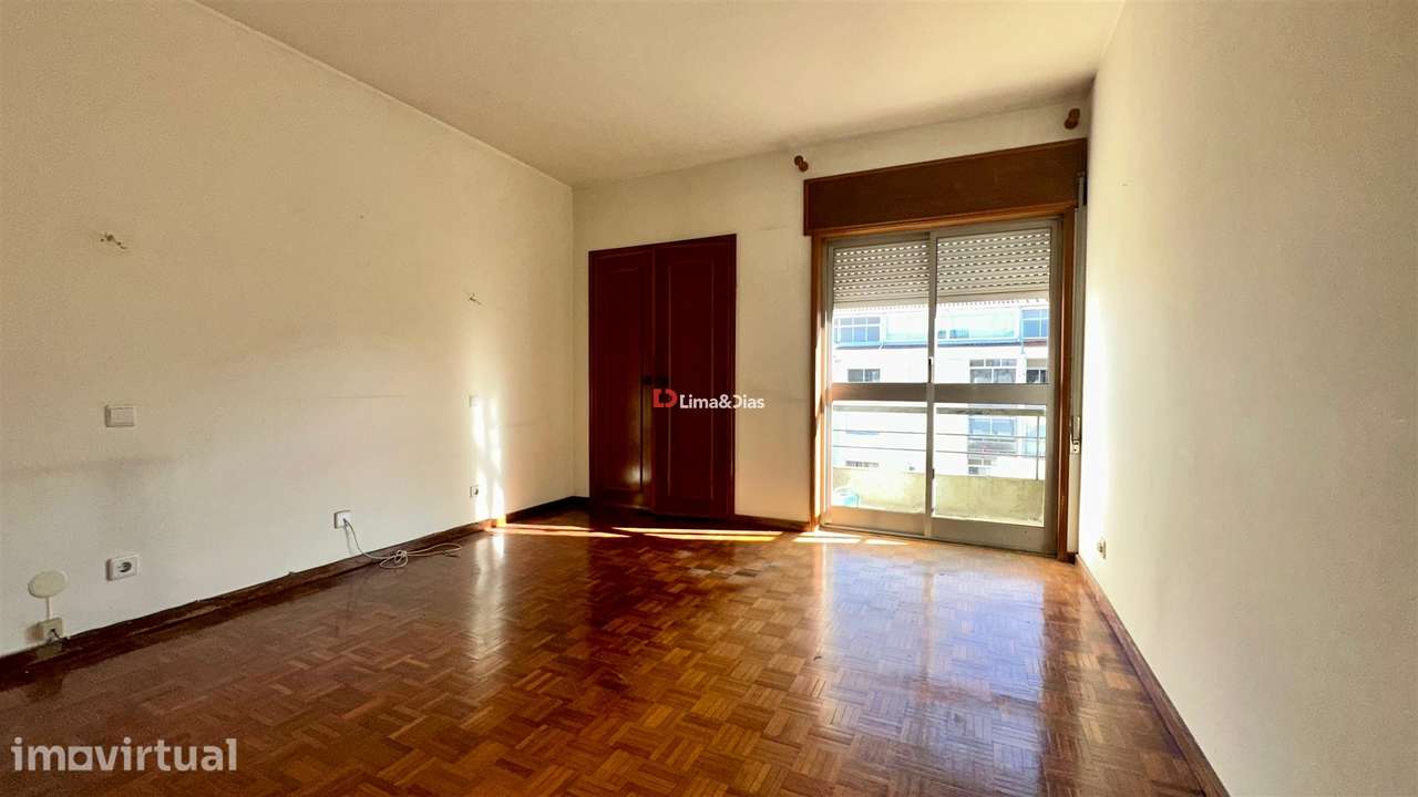 Apartamento T6 Duplex com 3 casas de banho e terraço - Grande imagem: 4/25