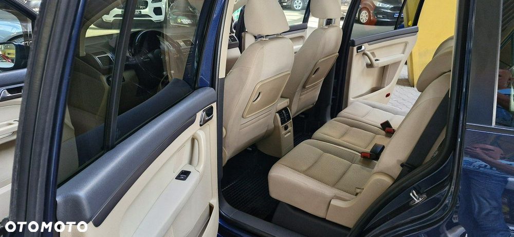 Volkswagen Touran - 12