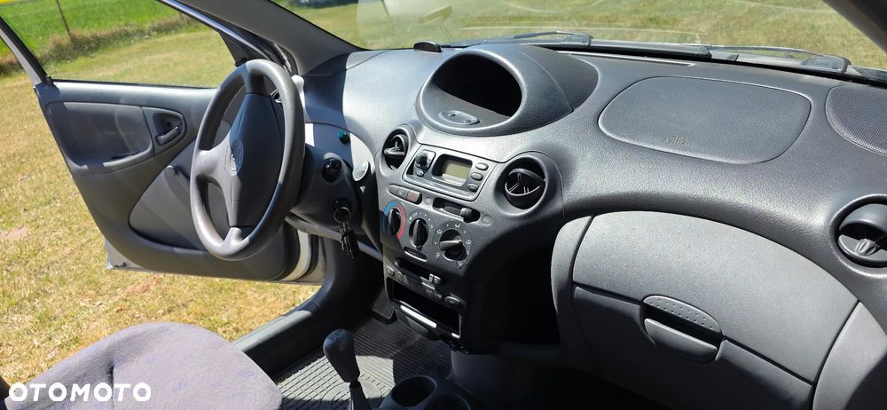 Toyota Yaris 1.0 Base - 11