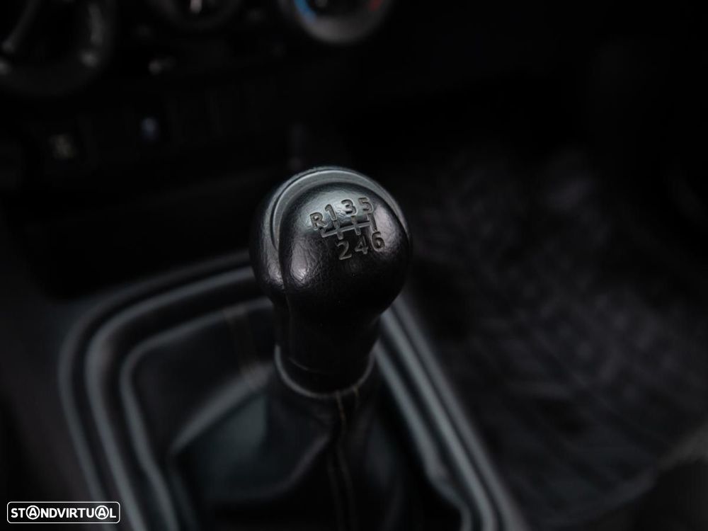 Toyota Hilux 2.4 D-4D 4WD CE 3L c/iva - 18