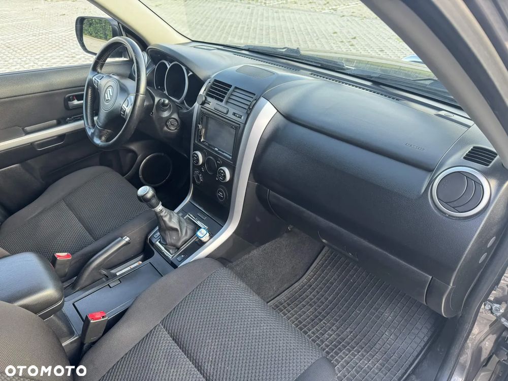 Suzuki Grand Vitara 2.4 De Luxe - 11