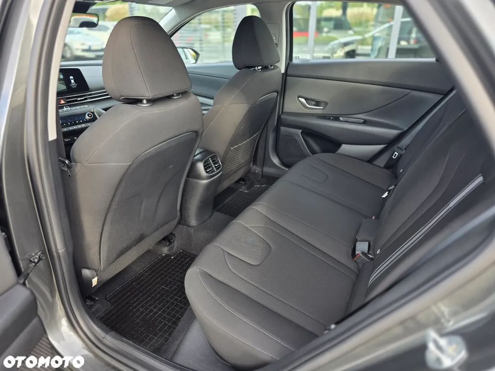 Hyundai Elantra - 33