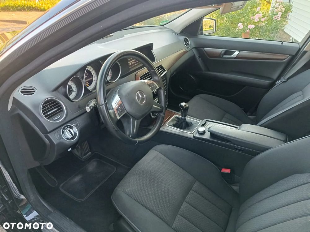 Mercedes-Benz Klasa C 180 CGI BlueEff Elegance - 14