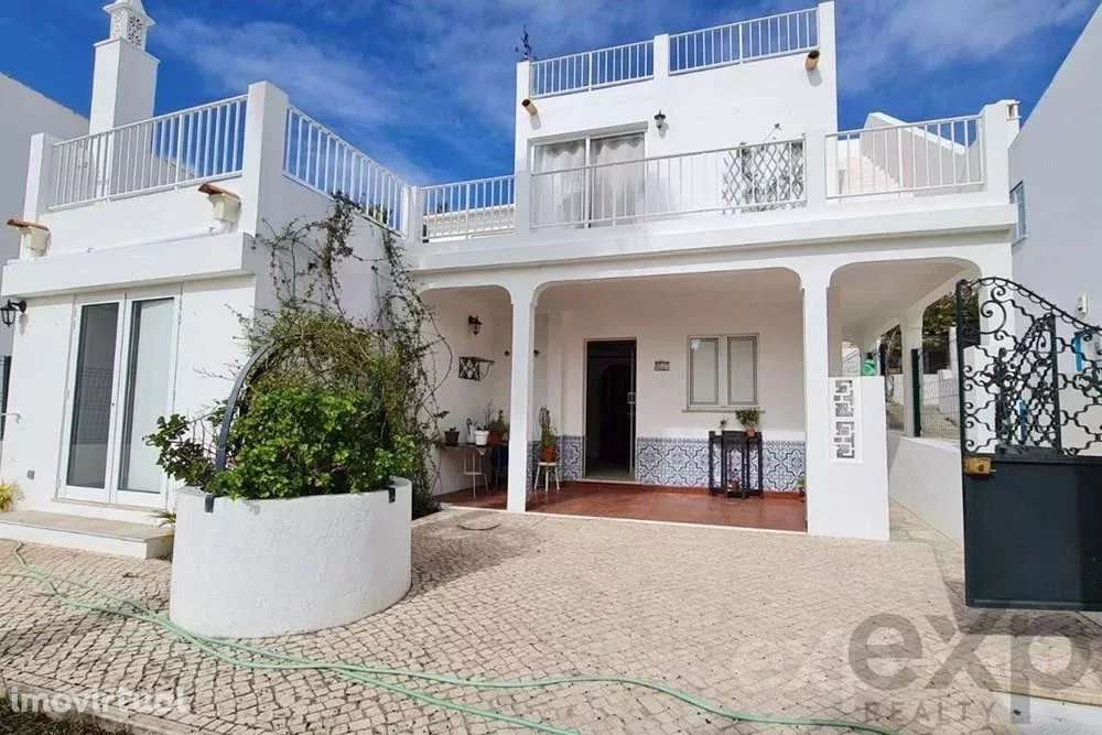 Arrenda-se Grande Moradia T3 com Jardim, Próxima à Praia da Fábrica - Grande imagem: 2/34