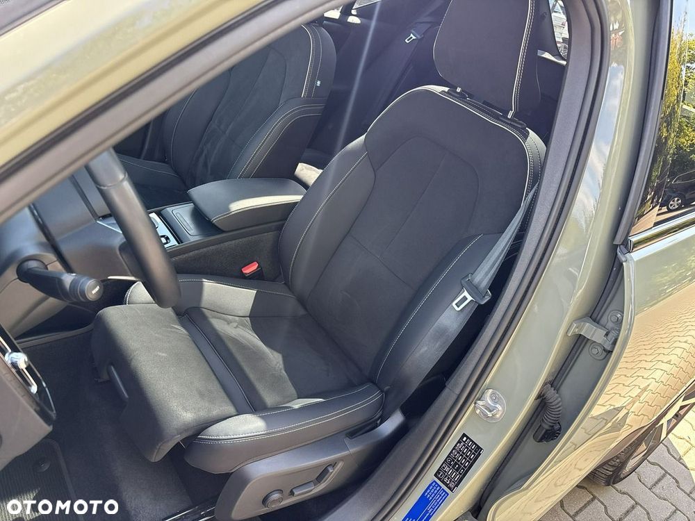 Volvo XC 40 B4 Plus Dark - 11