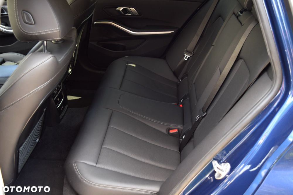 BMW Seria 3 320d xDrive Luxury Line sport - 26