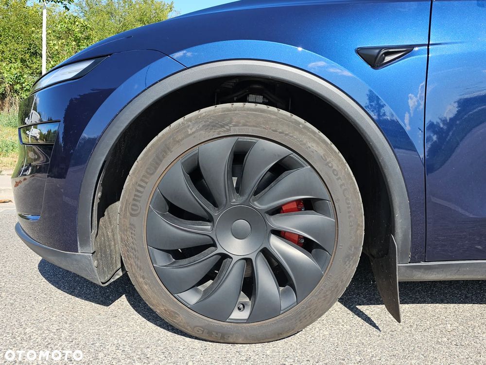 Tesla Model Y - 8