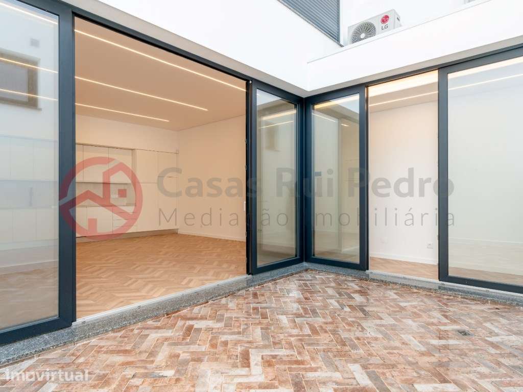 Moradia em Banda T3 Duplex no centro de Setúbal, excelente para o n... - Grande imagem: 2/42