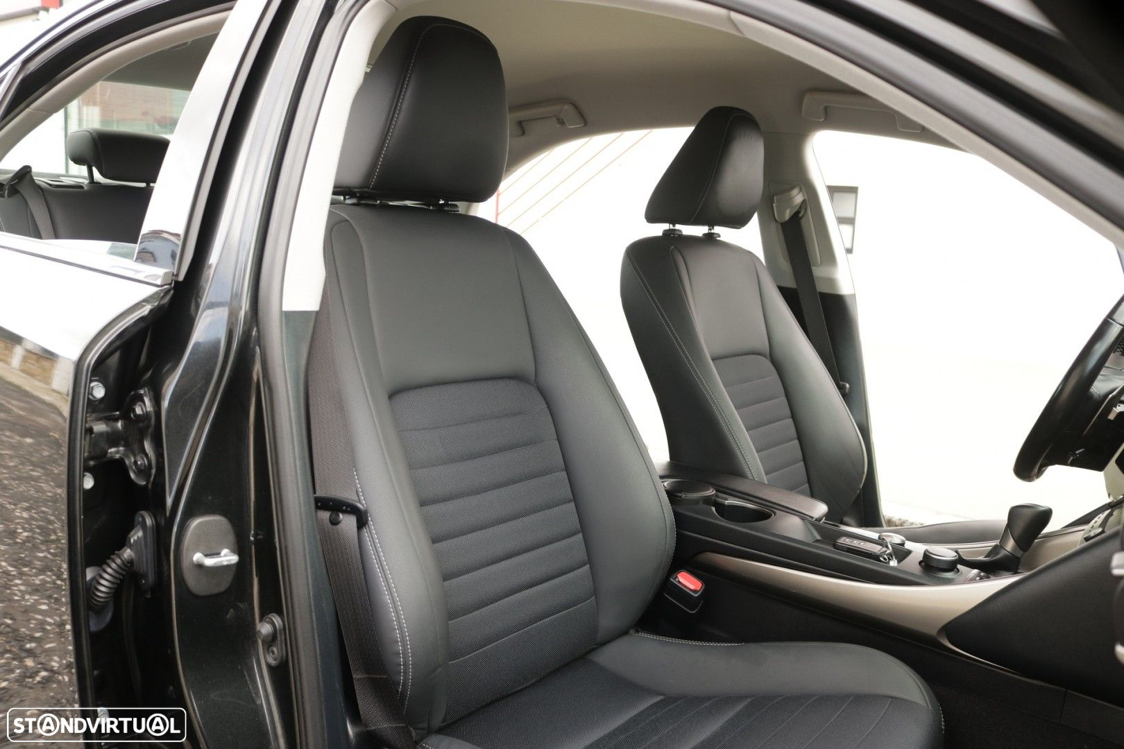 Lexus IS 300H Executive - 24
