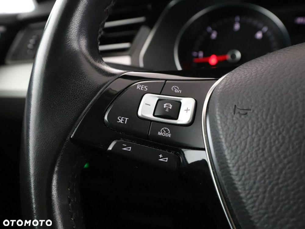 Volkswagen Passat Variant 2.0 TDI SCR DSG (BlueM Tech) Comfortline - 32
