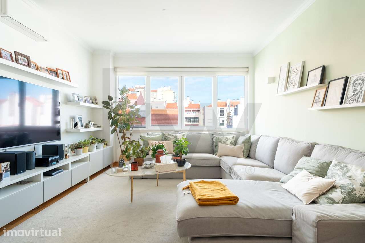 Elegante Apartamento T2 nas Avenidas Novas com Garagem - Grande imagem: 2/31