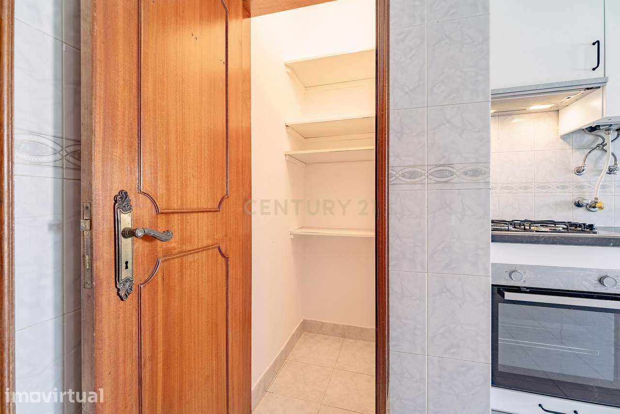 Apartamento T3 para arrendamento na Cruz de Pau - Grande imagem: 4/23