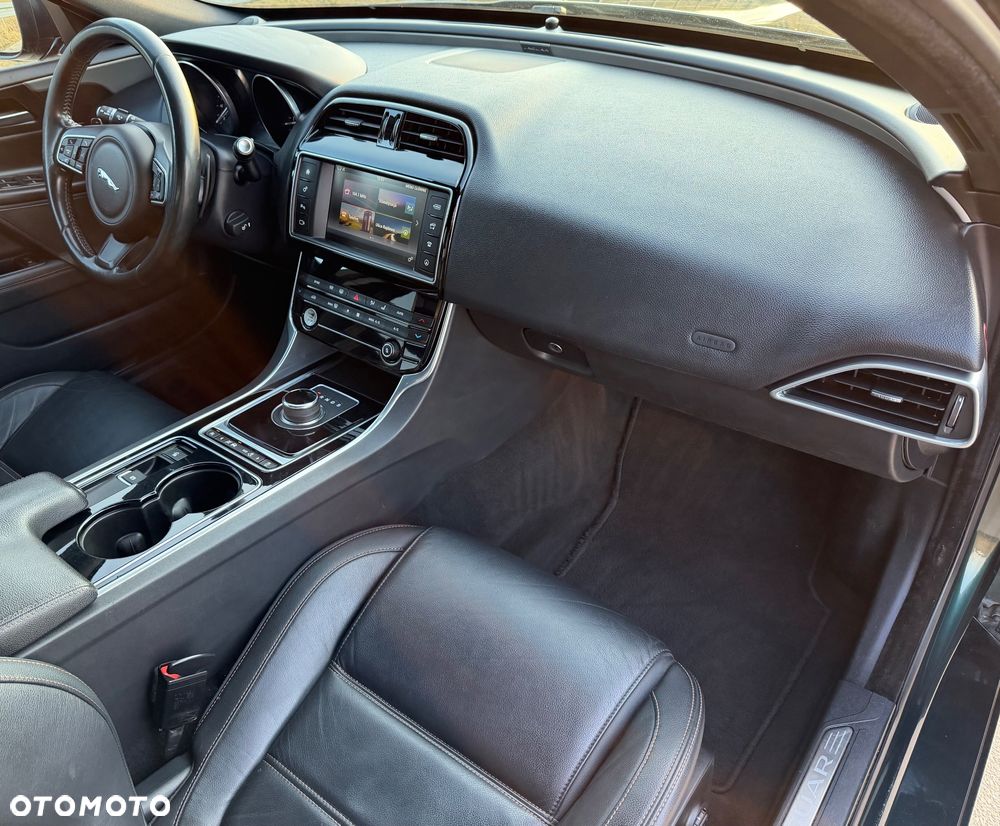 Jaguar XE 2.0 D R-Sport - 6