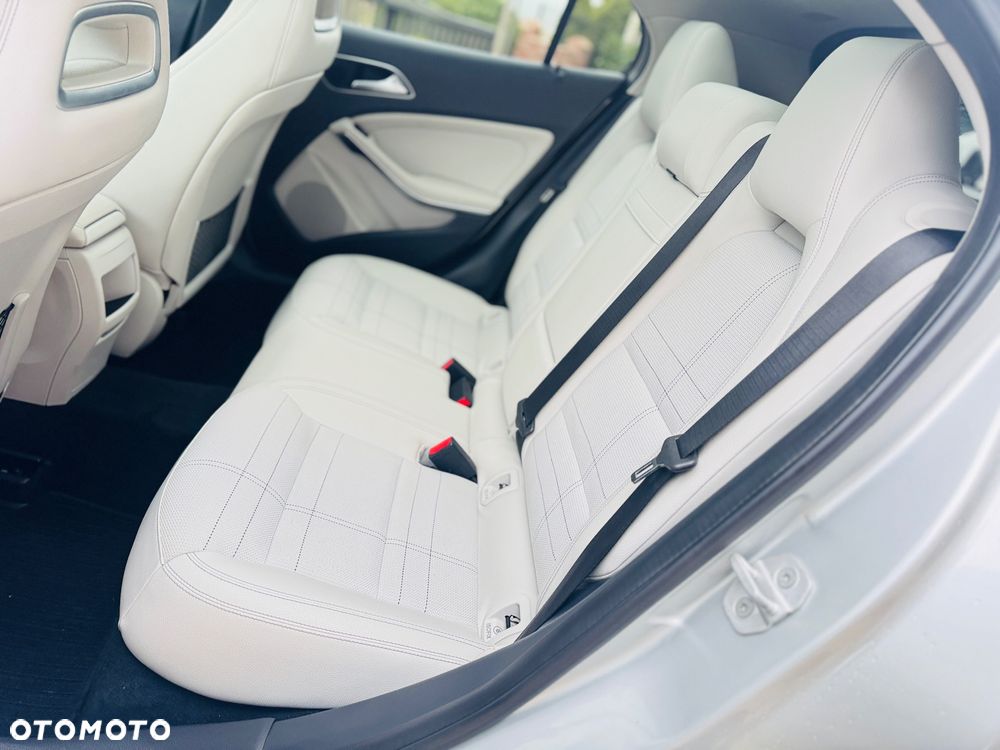 Mercedes-Benz GLA 200 7G-DCT Style - 12