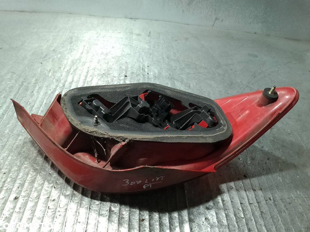 LAMPA TYLNA PRAWA PEUGEOT 307 LIFT 557674 HATCHBACK - 2