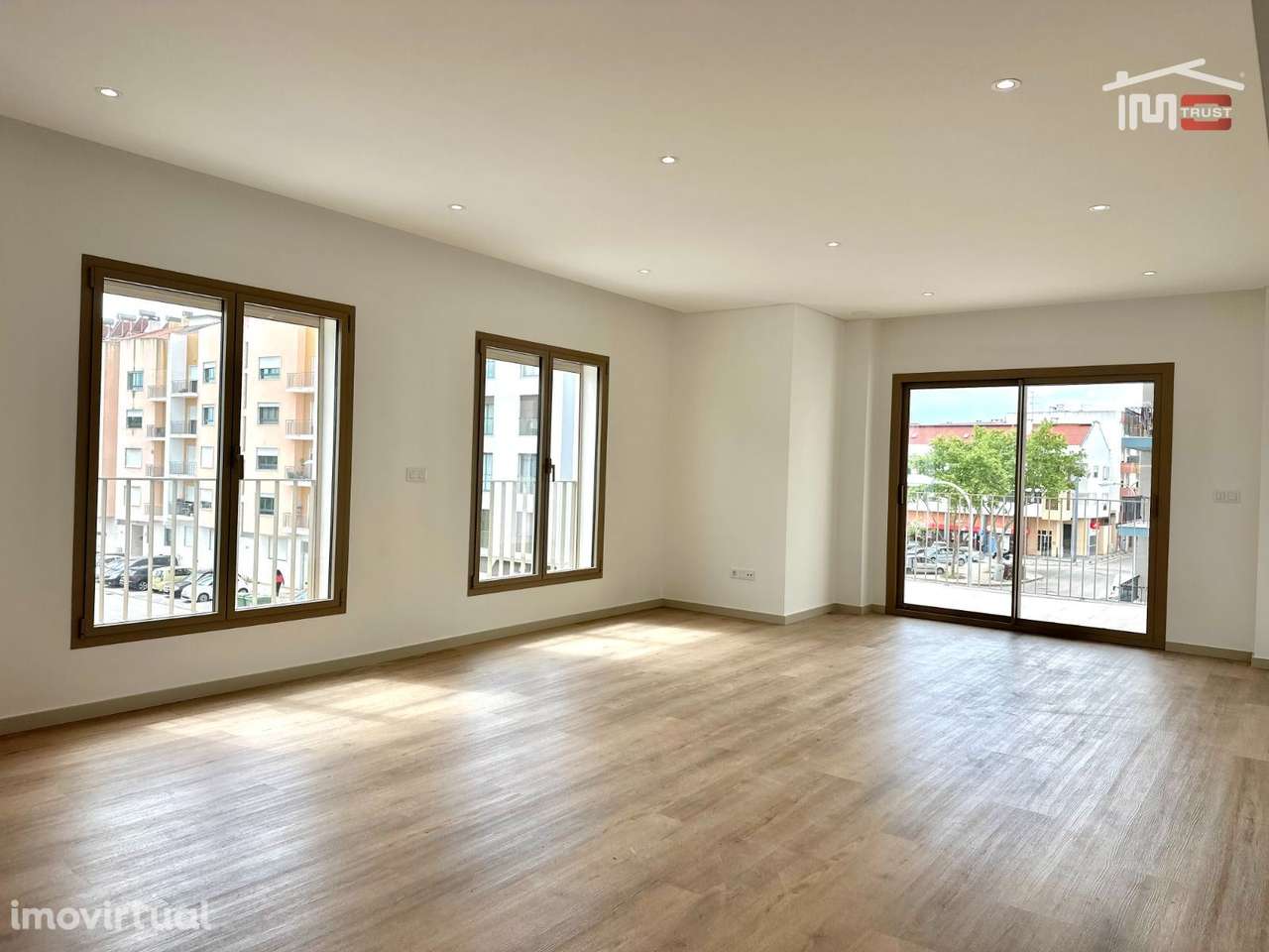 Apartamento T2 com Parqueamento e Varandas Grandes - Grande imagem: 3/28