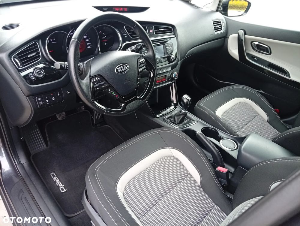 Kia Ceed 1.6 CRDi 128 Platinum Edition - 23