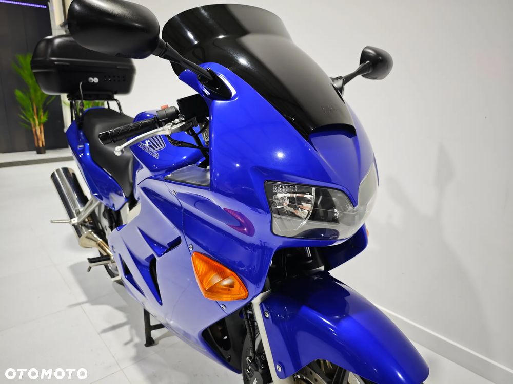 Honda VFR - 12
