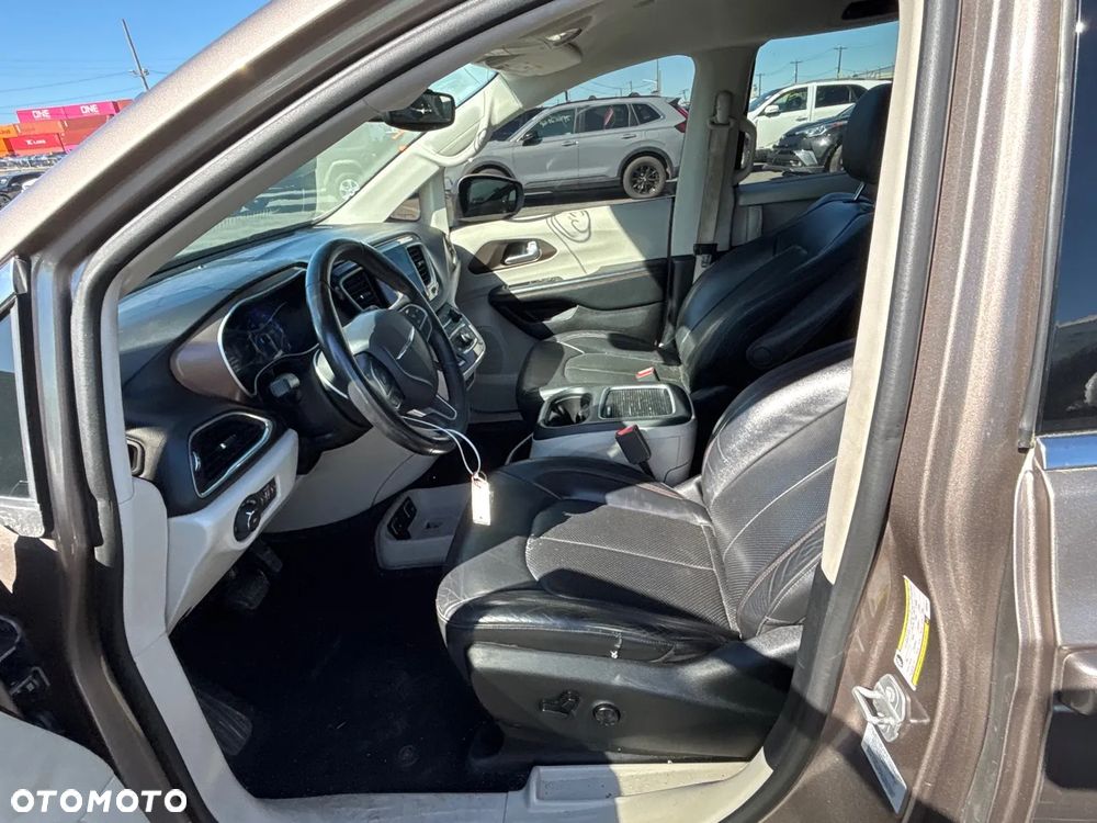 Chrysler Pacifica - 8