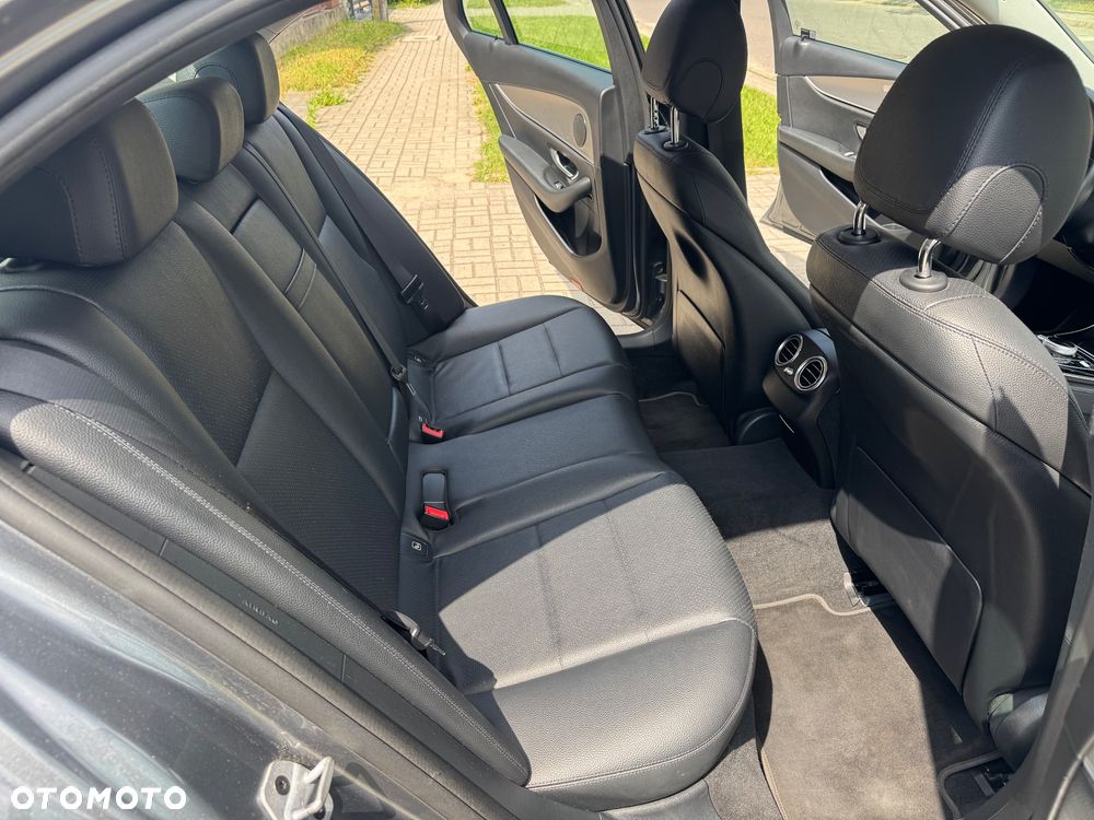 Mercedes-Benz Klasa E 220 d 4-Matic 9G-TRONIC - 34