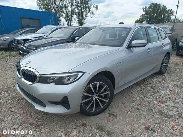 BMW Seria 3 330e Touring Advantage