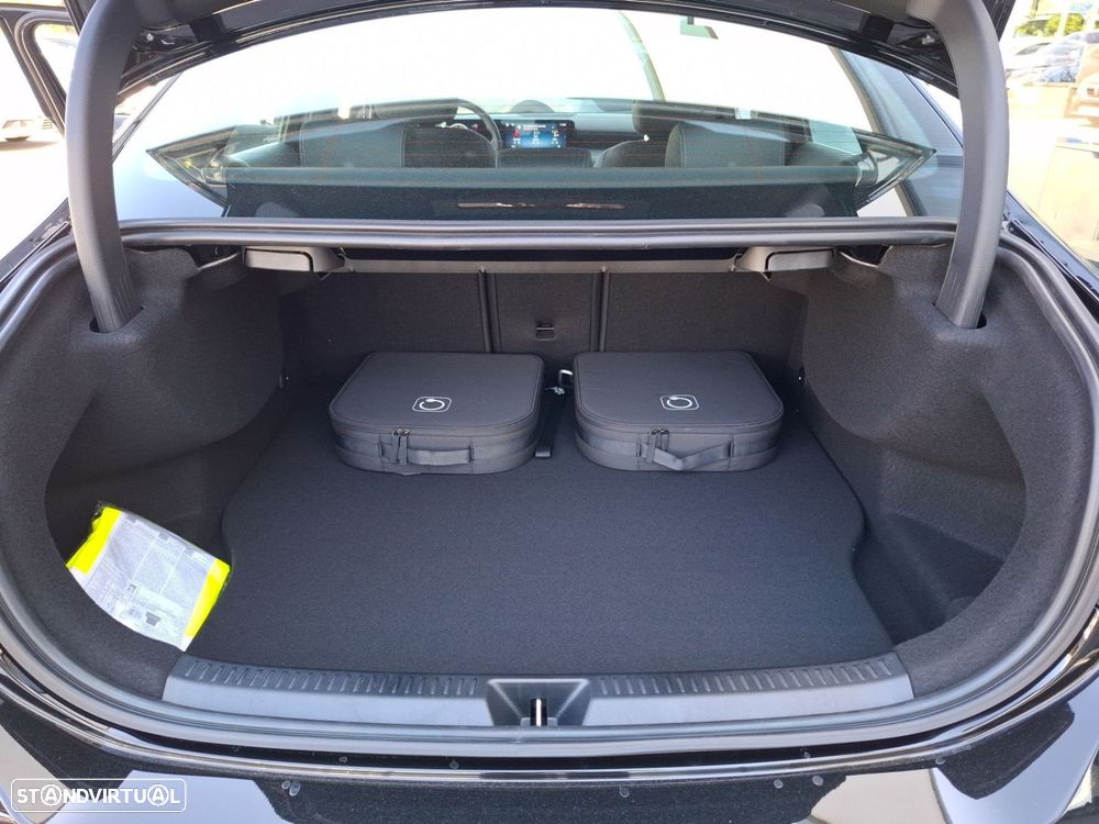 Mercedes-Benz a-250-limousine e - 27