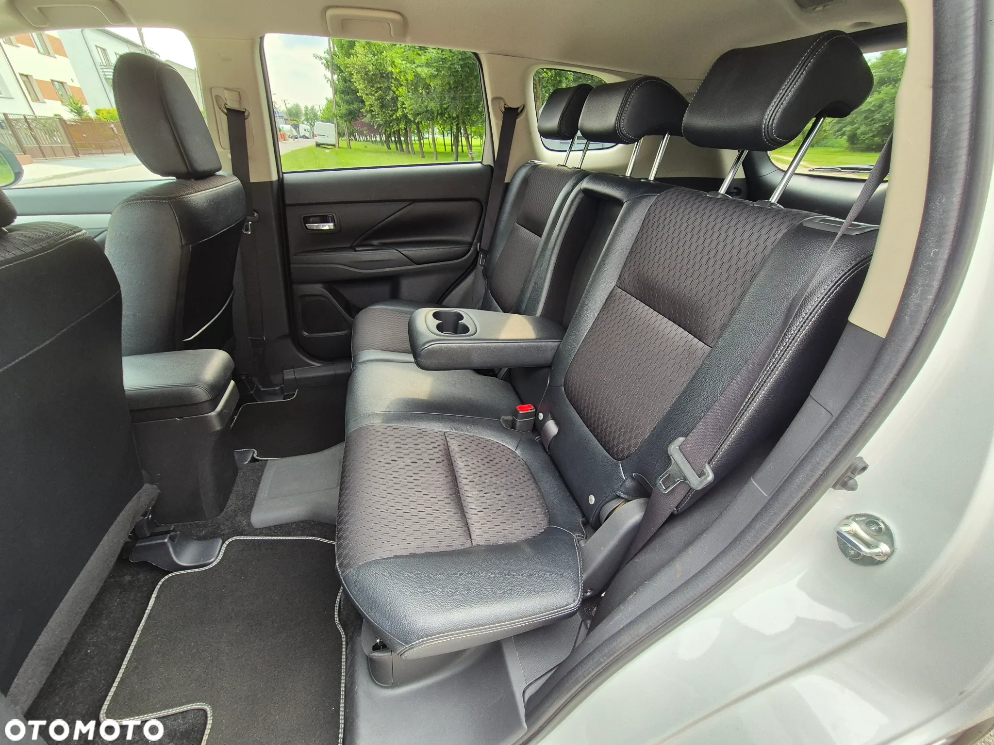 Mitsubishi Outlander 2.0 4WD Plug-In Hybrid - 32