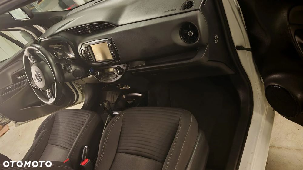 Toyota Yaris Hybrid 100 Selection Platinum - 10