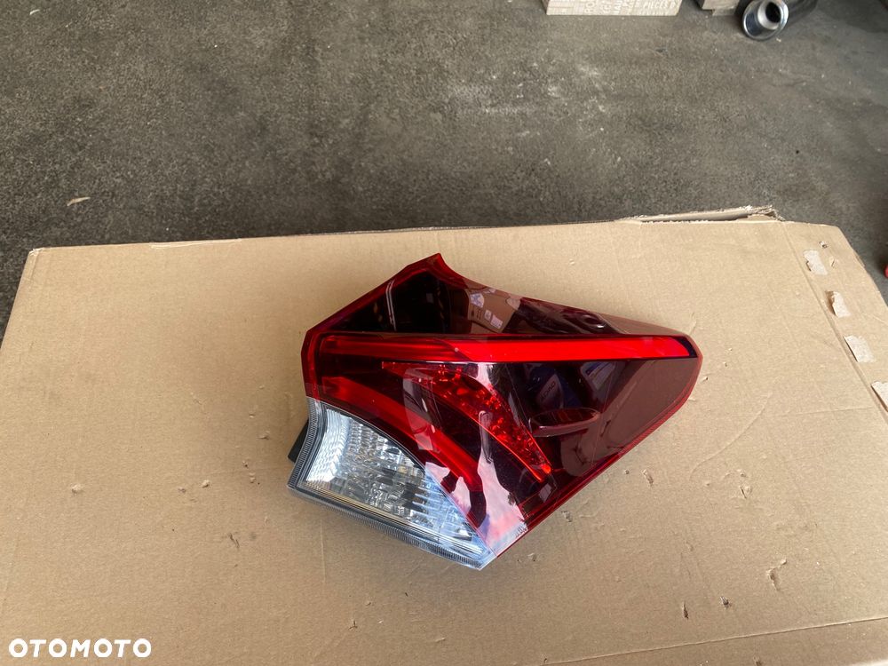 TOYOTA AURIS 2 II LIFT KOMBI LAMPA TYLNA PRAWA  EUROPA PRAWY TYŁ W BŁOTNIK  Europa W-wa - 3