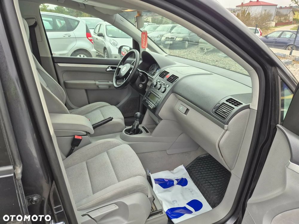 Volkswagen Touran 2.0 FSI Highline - 17