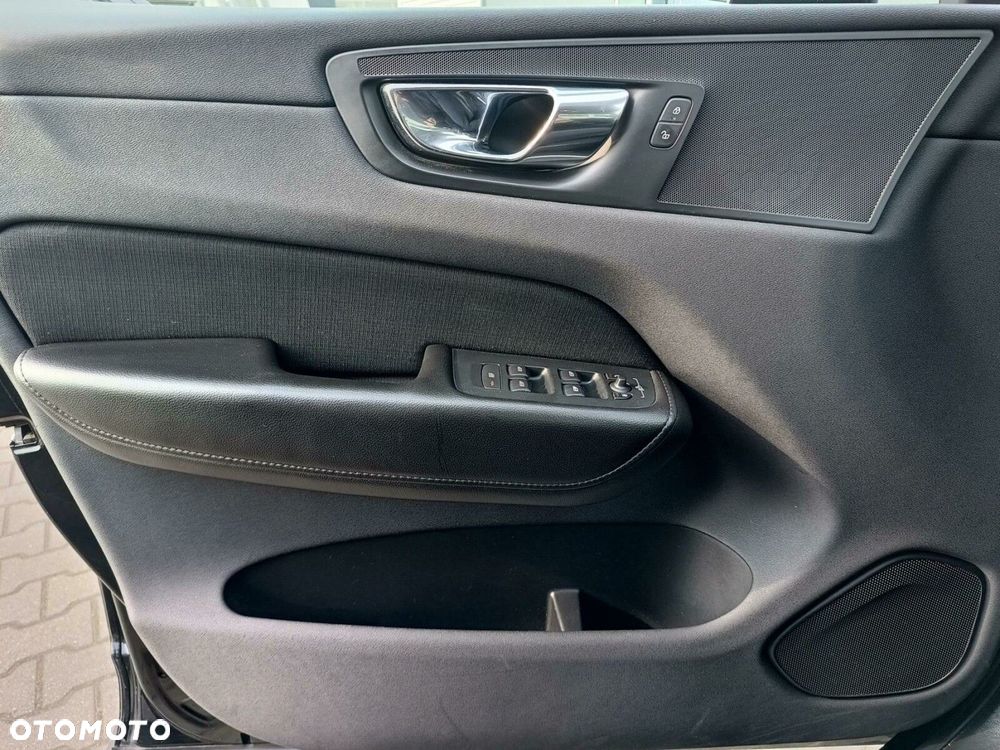 Volvo XC 60 T4 Momentum Pro - 30