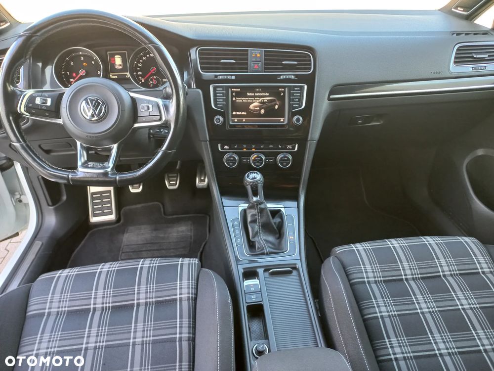 Volkswagen Golf - 24