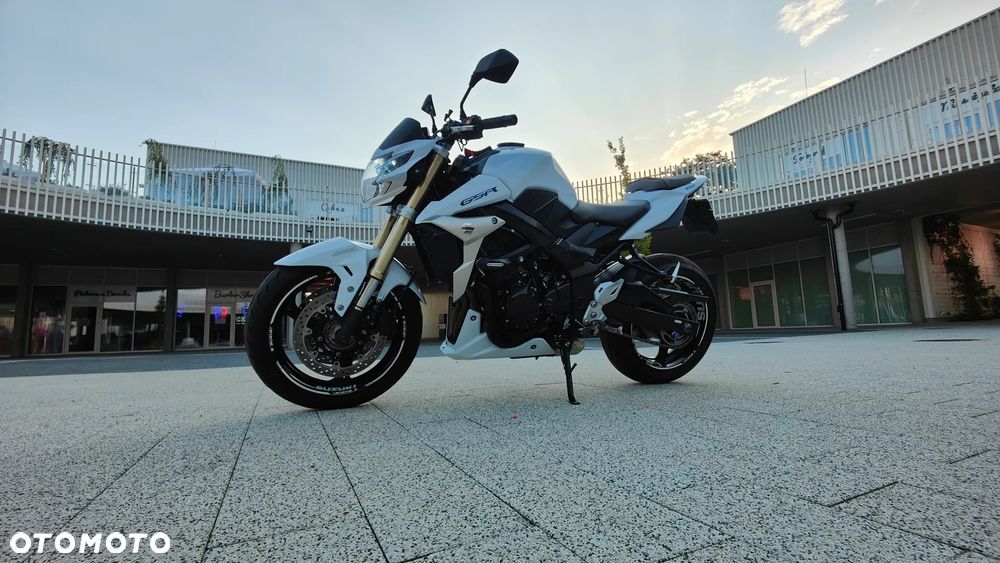 Suzuki GSR - 20